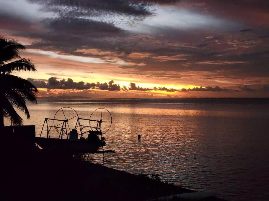 Duplex En Bord De Mer Fare Tahitea Pension Taputapuapea エクステリア 写真
